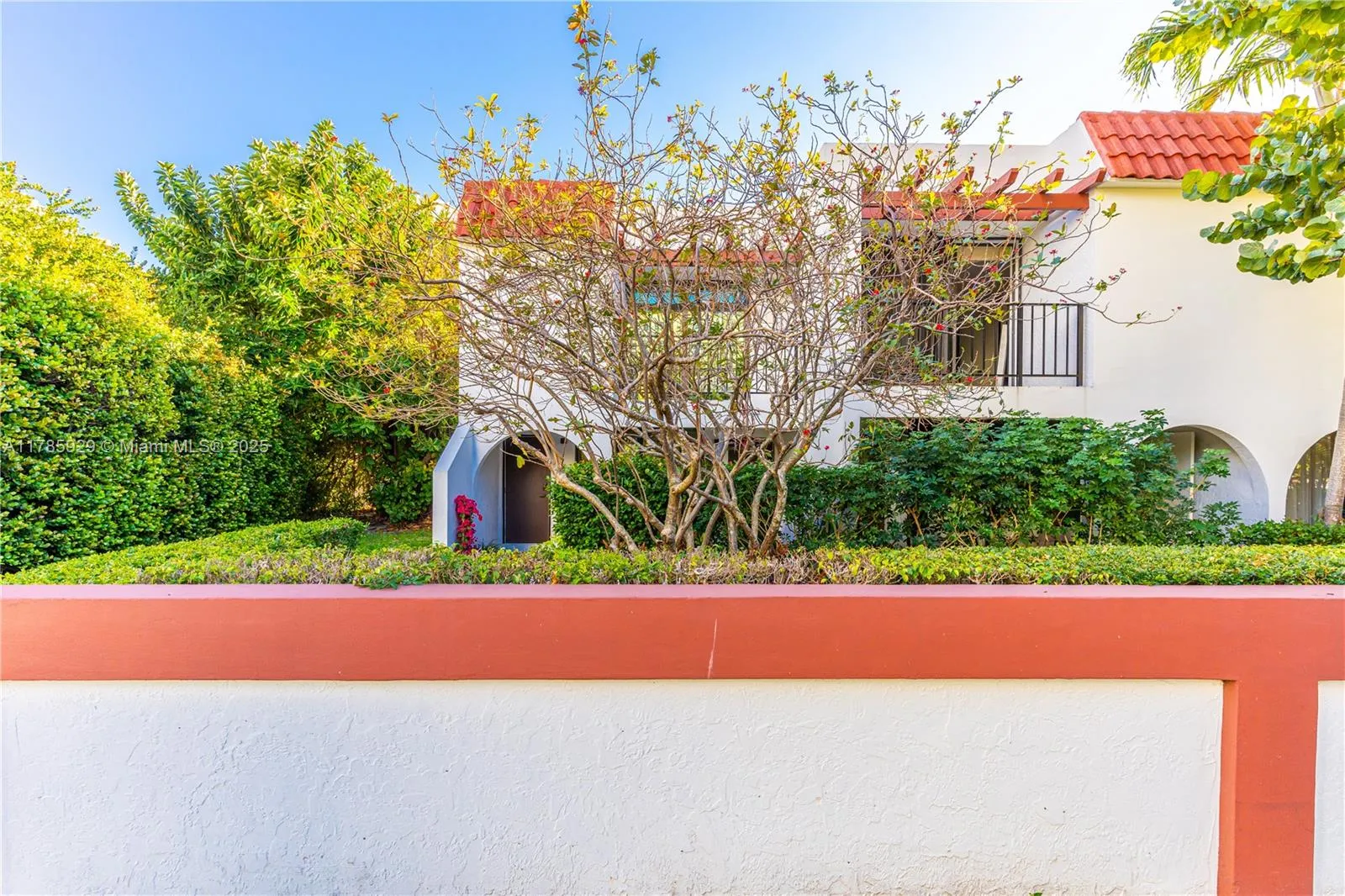 Key Biscayne, Florida 33149, United States, 2 Bedrooms Bedrooms, ,3 BathroomsBathrooms,Residential,Pending,111277