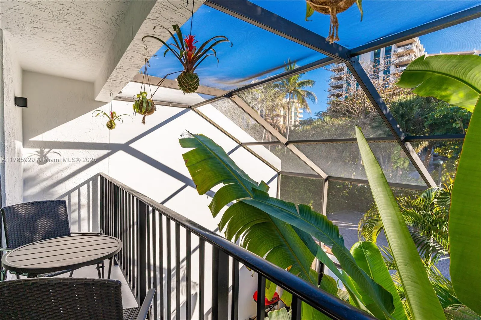 Key Biscayne, Florida 33149, United States, 2 Bedrooms Bedrooms, ,3 BathroomsBathrooms,Residential,Pending,111277