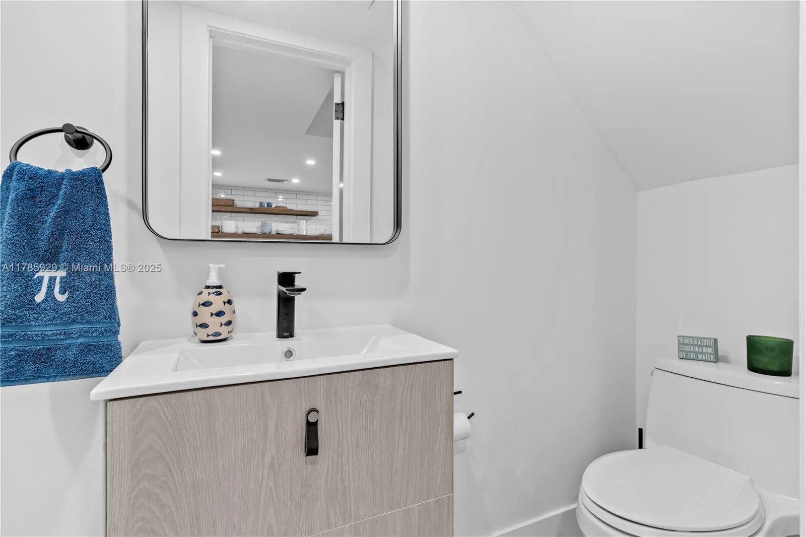 Key Biscayne, Florida 33149, United States, 2 Bedrooms Bedrooms, ,3 BathroomsBathrooms,Residential,Pending,111277