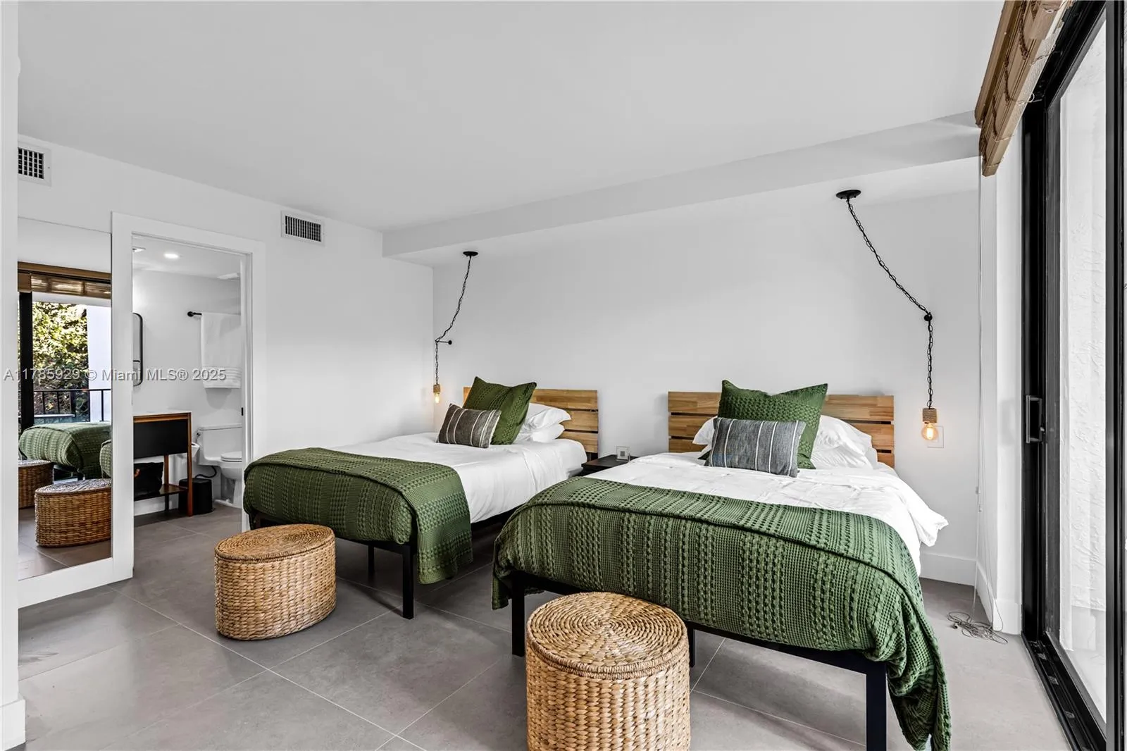 Key Biscayne, Florida 33149, United States, 2 Bedrooms Bedrooms, ,3 BathroomsBathrooms,Residential,Pending,111277