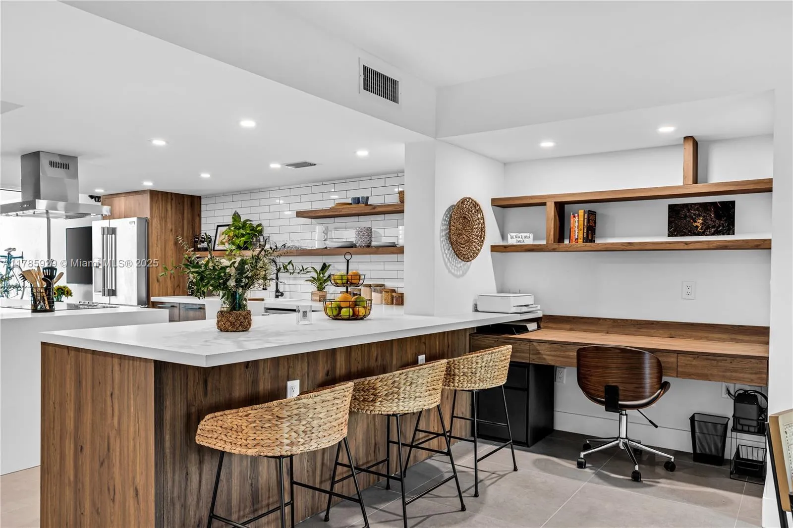 Key Biscayne, Florida 33149, United States, 2 Bedrooms Bedrooms, ,3 BathroomsBathrooms,Residential,Pending,111277