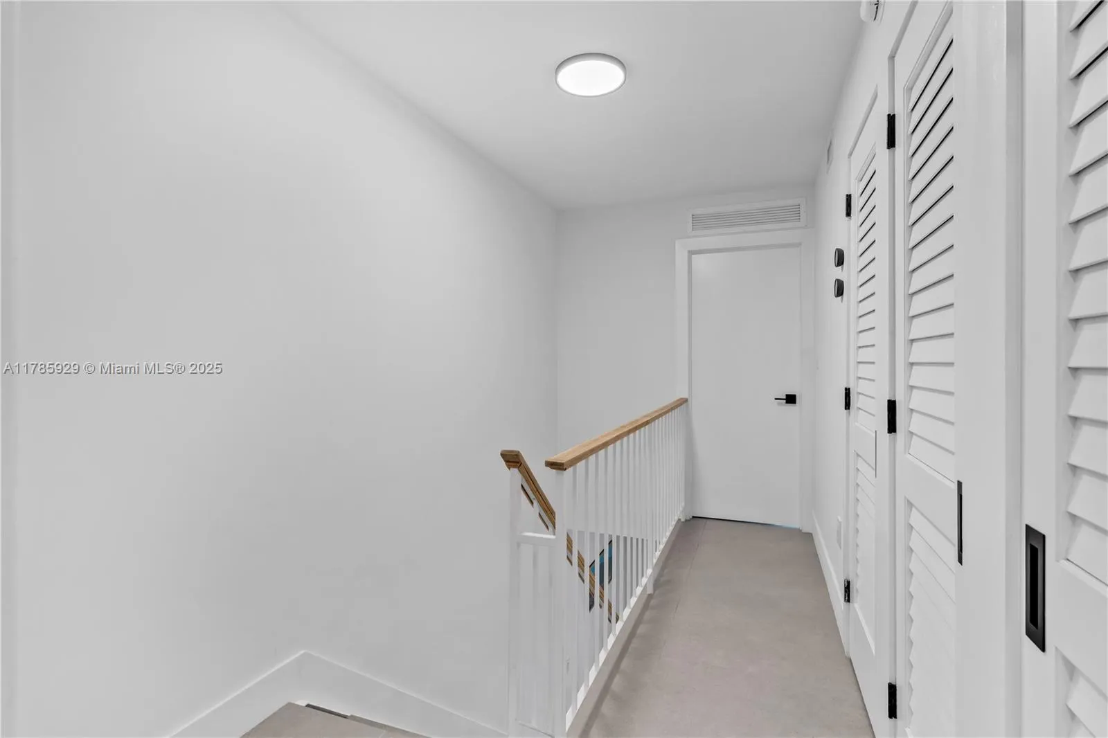 Key Biscayne, Florida 33149, United States, 2 Bedrooms Bedrooms, ,3 BathroomsBathrooms,Residential,Pending,111277