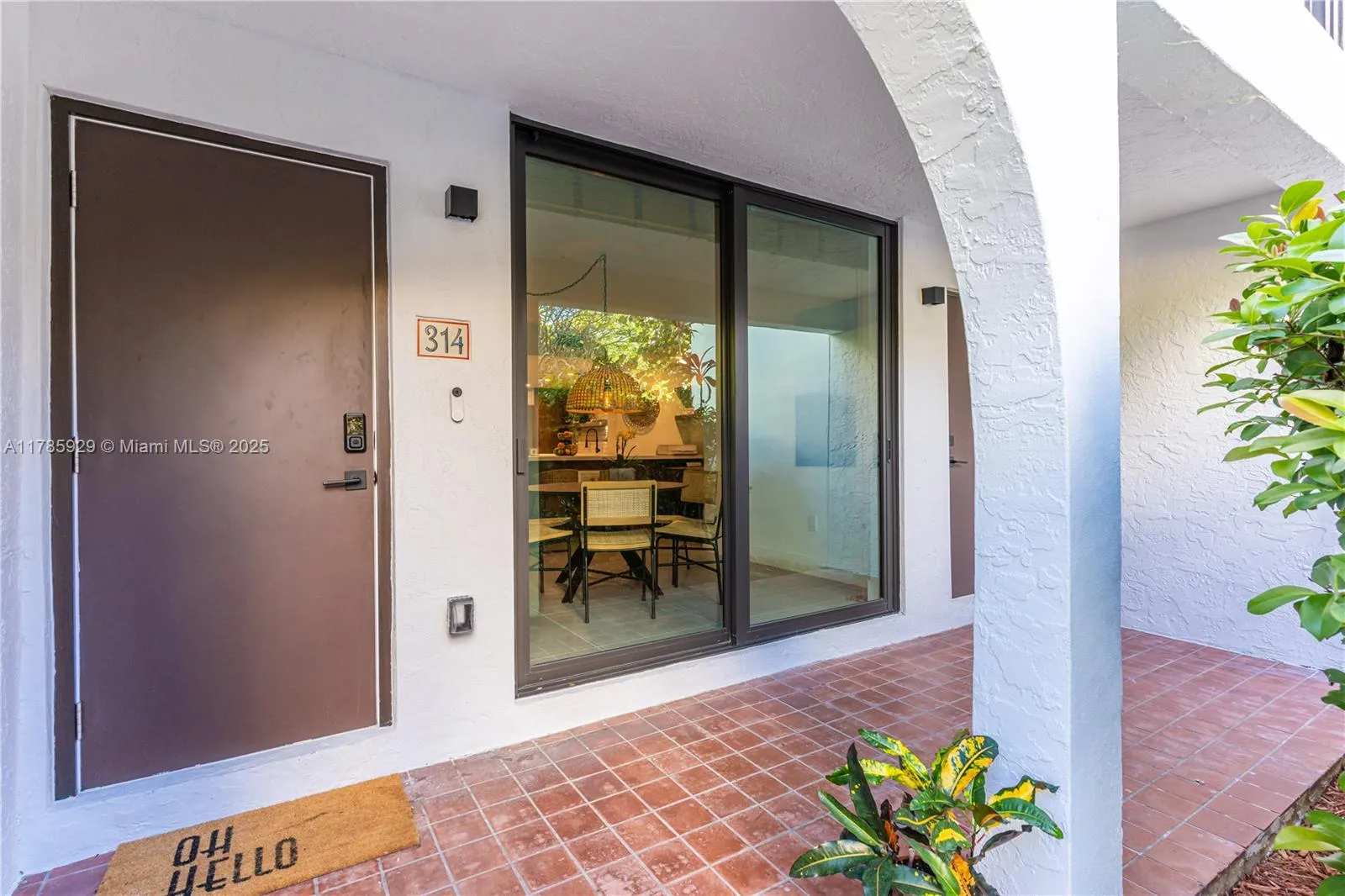 Key Biscayne, Florida 33149, United States, 2 Bedrooms Bedrooms, ,3 BathroomsBathrooms,Residential,Pending,111277