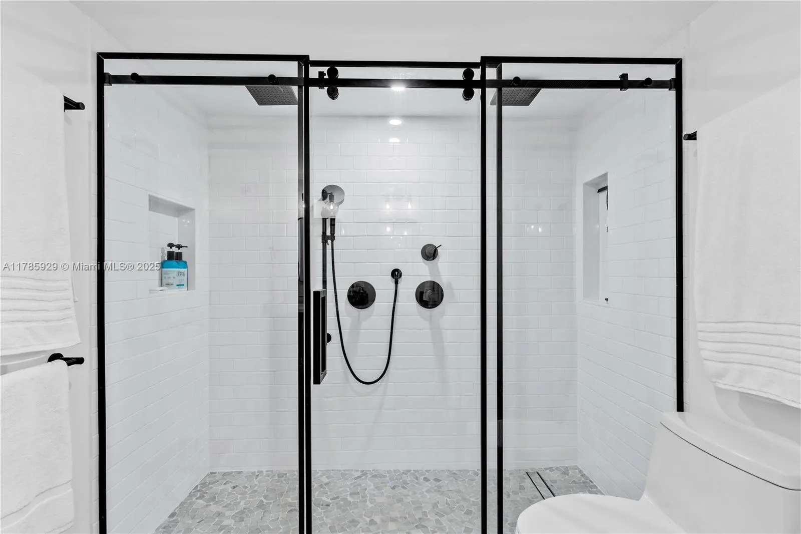 Key Biscayne, Florida 33149, United States, 2 Bedrooms Bedrooms, ,3 BathroomsBathrooms,Residential,Pending,111277