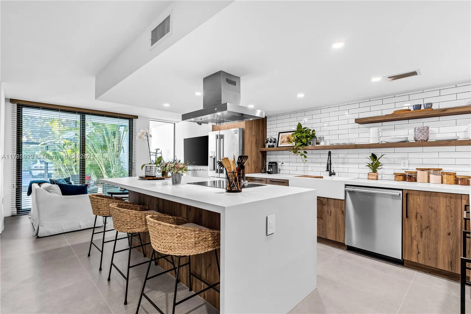 Key Biscayne, Florida 33149, United States, 2 Bedrooms Bedrooms, ,3 BathroomsBathrooms,Residential,Pending,111277