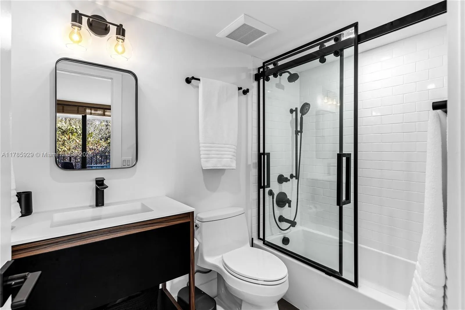 Key Biscayne, Florida 33149, United States, 2 Bedrooms Bedrooms, ,3 BathroomsBathrooms,Residential,Pending,111277