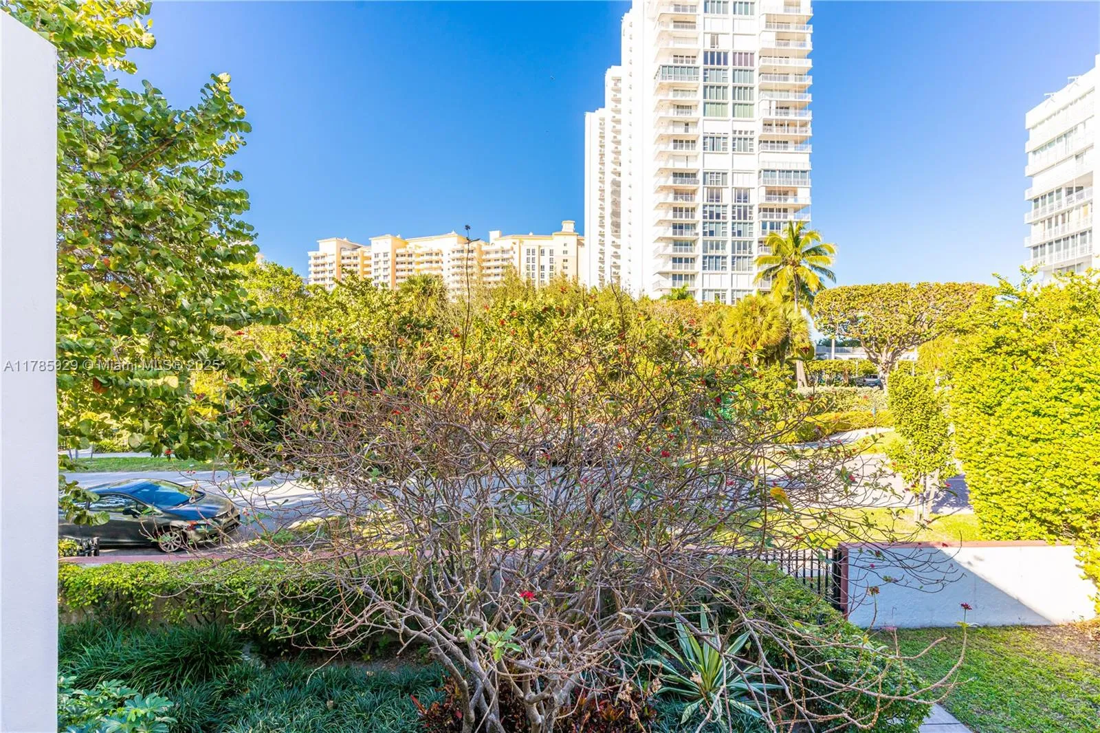 Key Biscayne, Florida 33149, United States, 2 Bedrooms Bedrooms, ,3 BathroomsBathrooms,Residential,Pending,111277