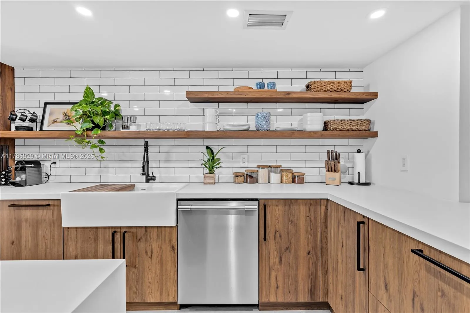 Key Biscayne, Florida 33149, United States, 2 Bedrooms Bedrooms, ,3 BathroomsBathrooms,Residential,Pending,111277