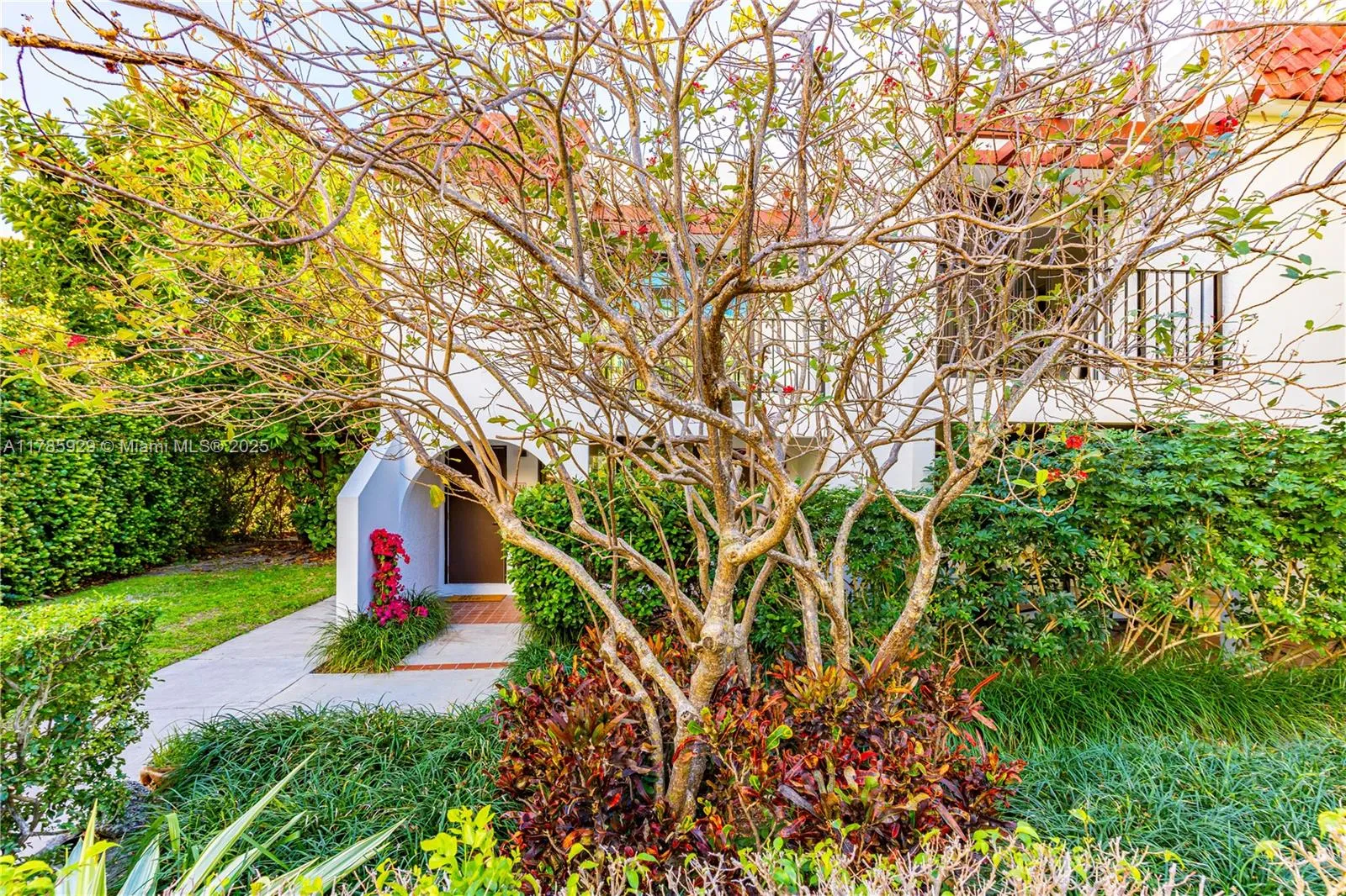 Key Biscayne, Florida 33149, United States, 2 Bedrooms Bedrooms, ,3 BathroomsBathrooms,Residential,Pending,111277