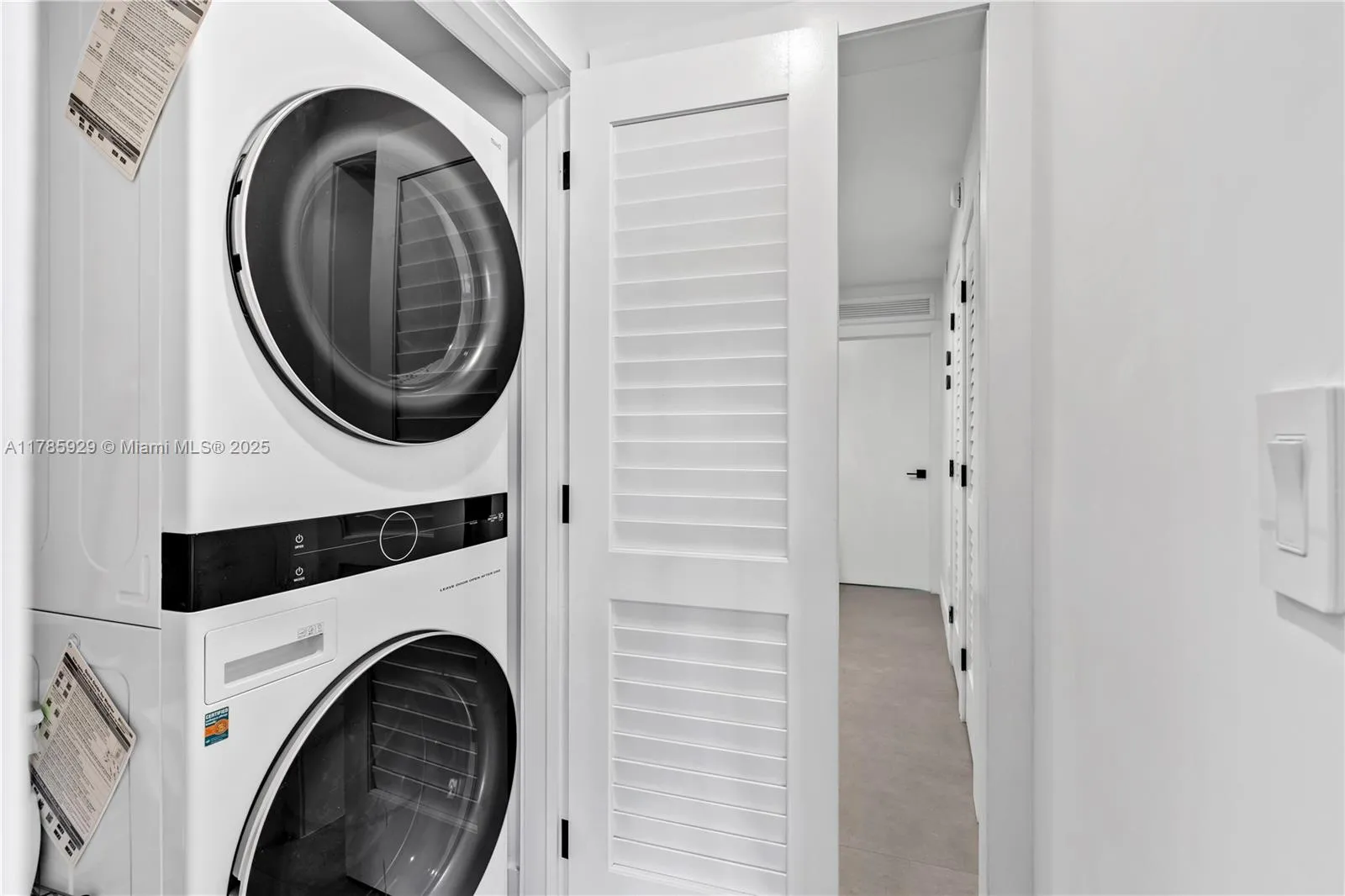 Key Biscayne, Florida 33149, United States, 2 Bedrooms Bedrooms, ,3 BathroomsBathrooms,Residential,Pending,111277