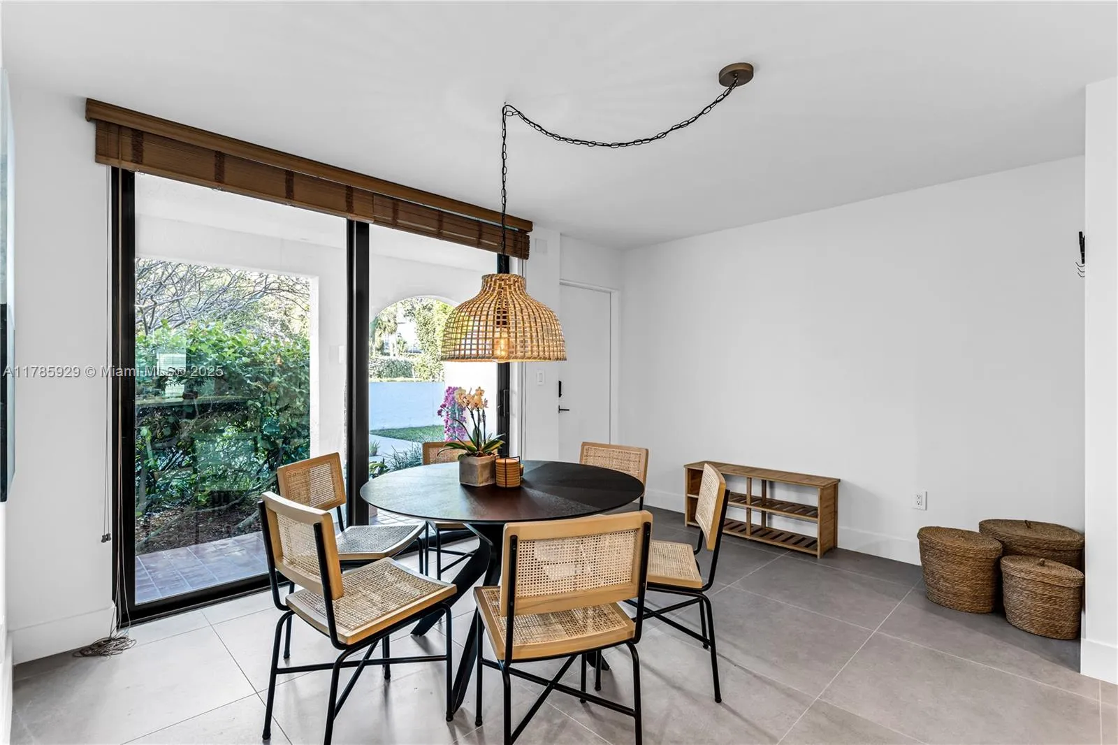 Key Biscayne, Florida 33149, United States, 2 Bedrooms Bedrooms, ,3 BathroomsBathrooms,Residential,Pending,111277