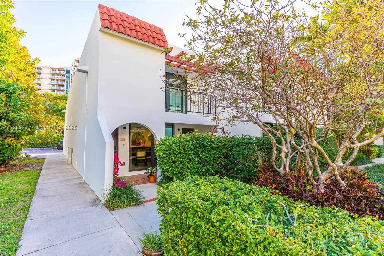 Key Biscayne, Florida 33149, United States, 2 Bedrooms Bedrooms, ,3 BathroomsBathrooms,Residential,Pending,111277