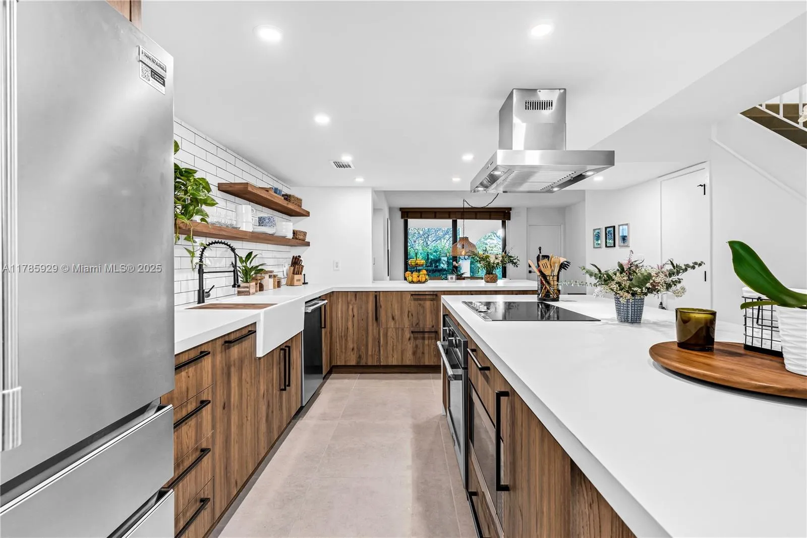 Key Biscayne, Florida 33149, United States, 2 Bedrooms Bedrooms, ,3 BathroomsBathrooms,Residential,Pending,111277