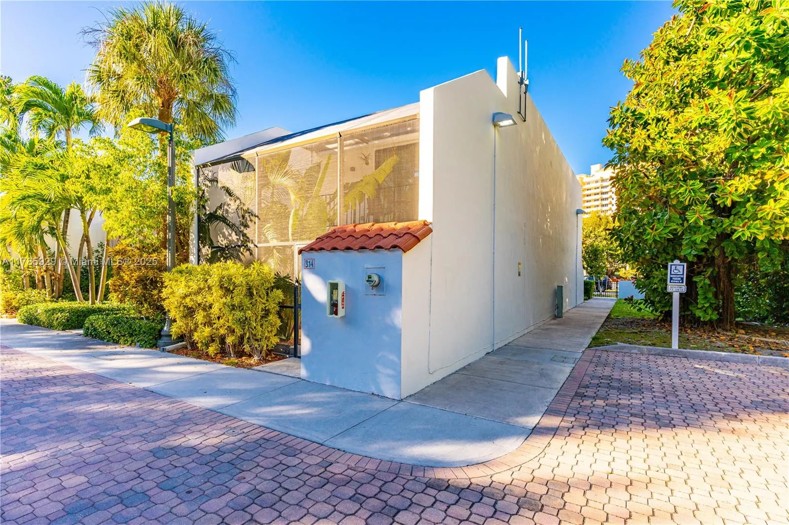 Key Biscayne, Florida 33149, United States, 2 Bedrooms Bedrooms, ,3 BathroomsBathrooms,Residential,Pending,111277