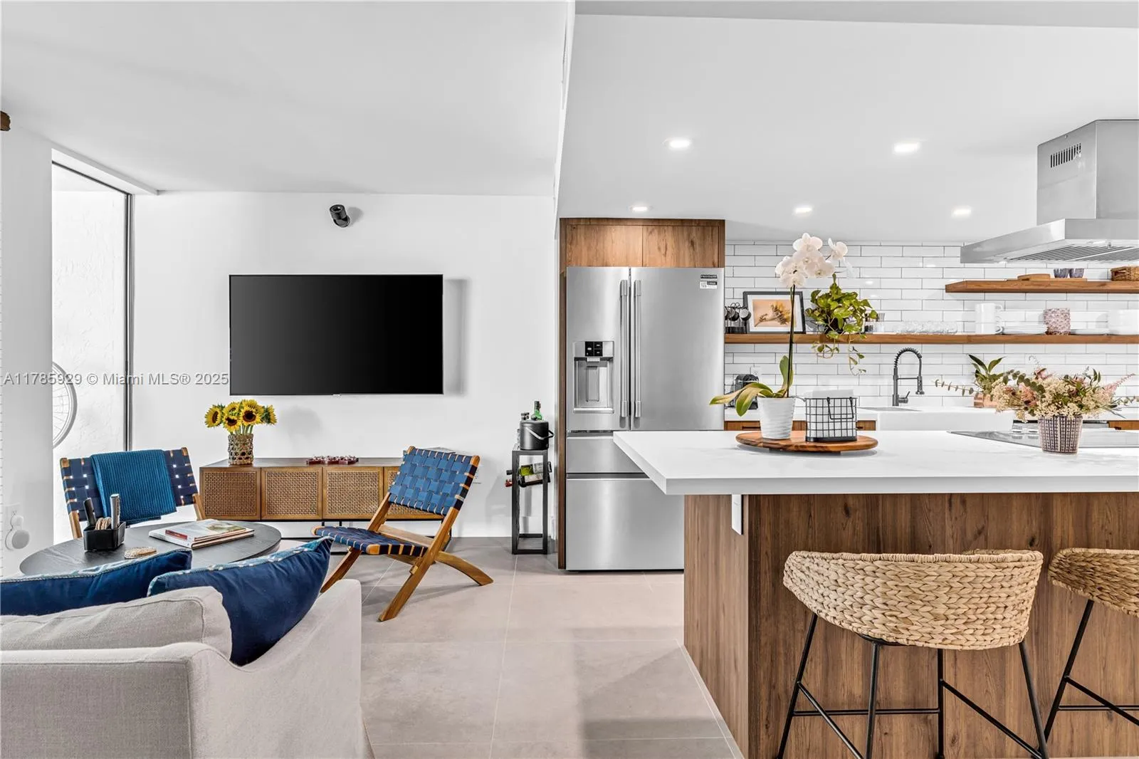 Key Biscayne, Florida 33149, United States, 2 Bedrooms Bedrooms, ,3 BathroomsBathrooms,Residential,Pending,111277