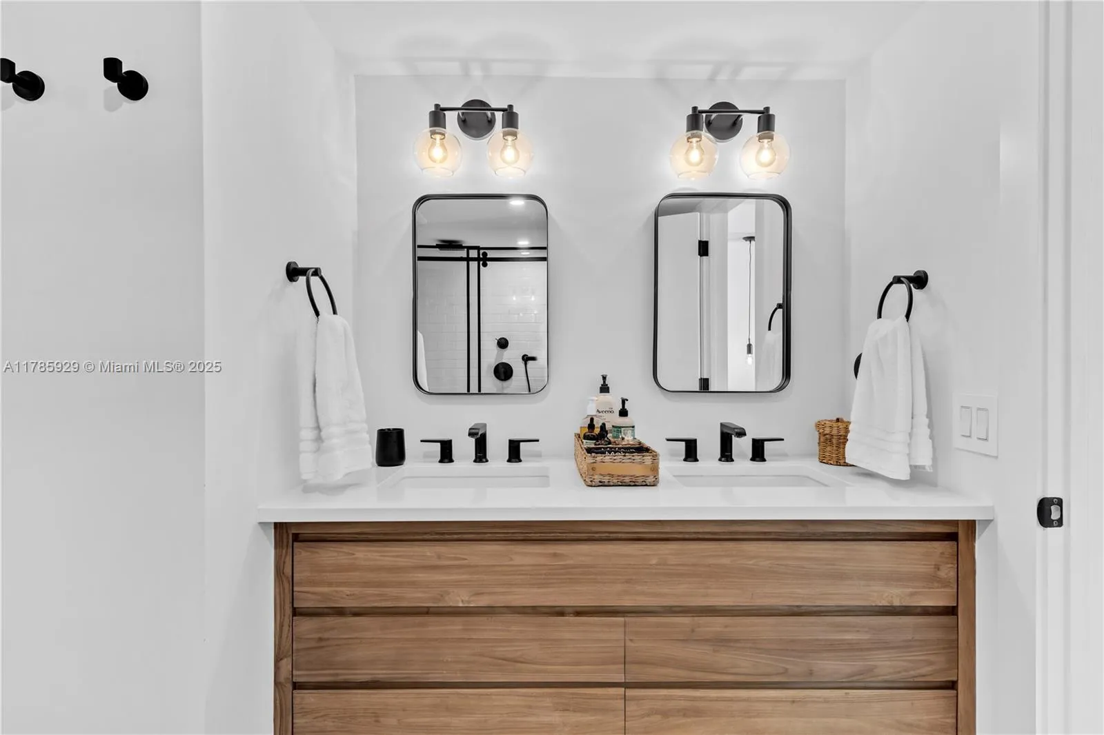 Key Biscayne, Florida 33149, United States, 2 Bedrooms Bedrooms, ,3 BathroomsBathrooms,Residential,Pending,111277