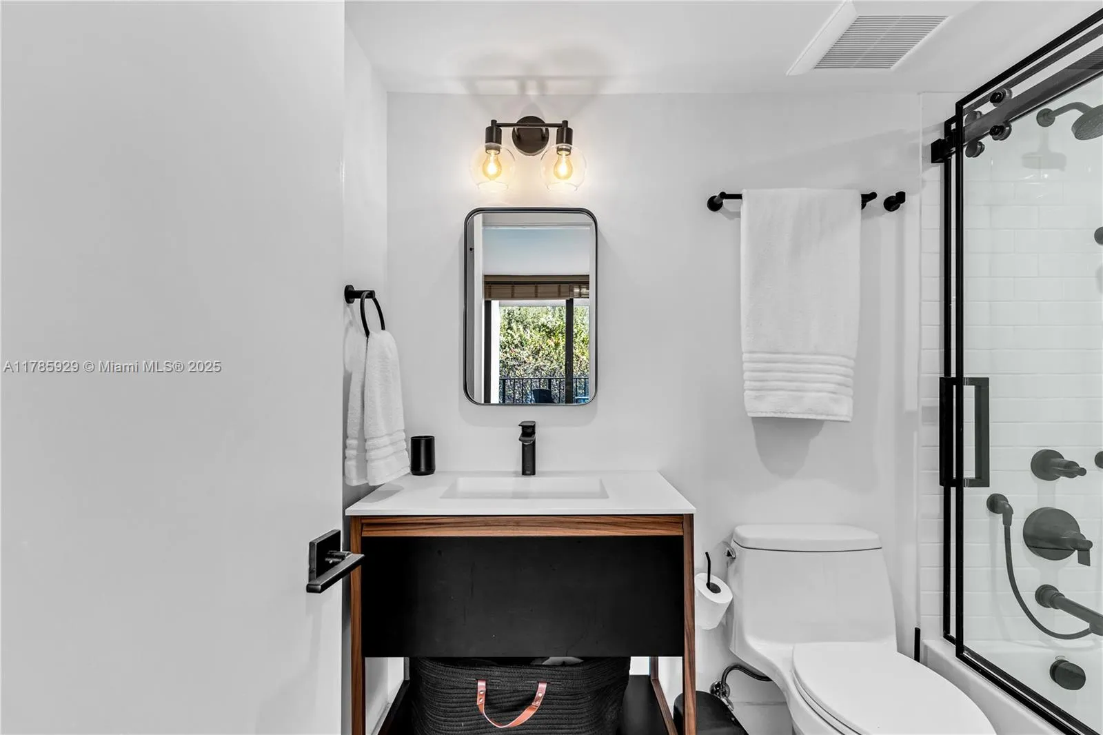 Key Biscayne, Florida 33149, United States, 2 Bedrooms Bedrooms, ,3 BathroomsBathrooms,Residential,Pending,111277