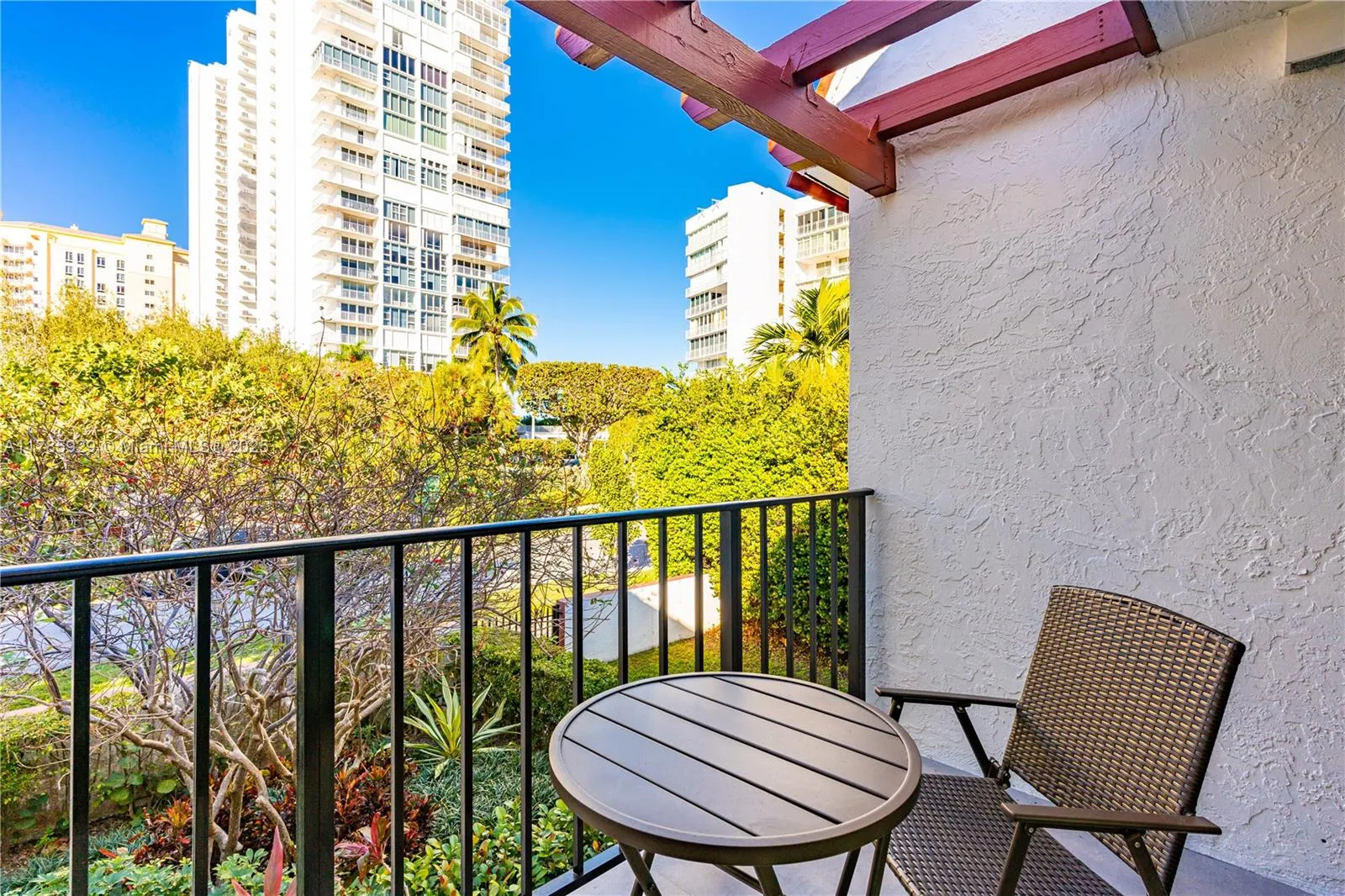 Key Biscayne, Florida 33149, United States, 2 Bedrooms Bedrooms, ,3 BathroomsBathrooms,Residential,Pending,111277