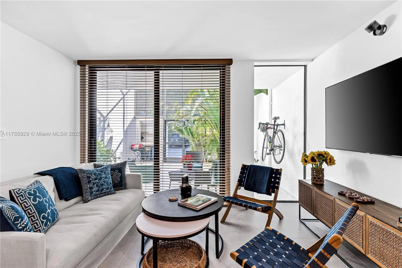 Key Biscayne, Florida 33149, United States, 2 Bedrooms Bedrooms, ,3 BathroomsBathrooms,Residential,Pending,111277