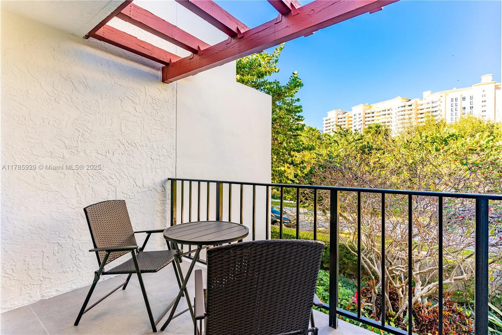 Key Biscayne, Florida 33149, United States, 2 Bedrooms Bedrooms, ,3 BathroomsBathrooms,Residential,Pending,111277