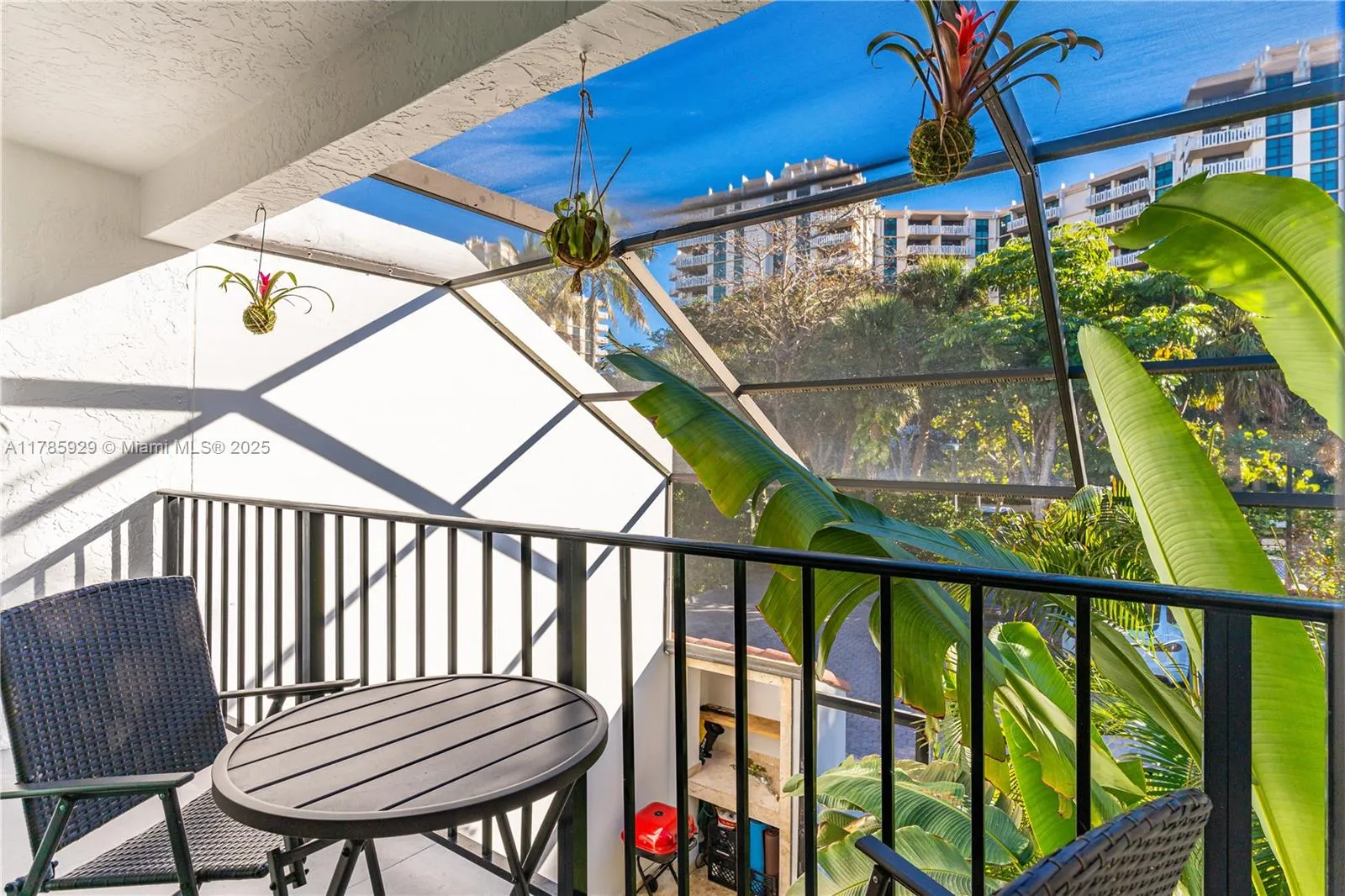 Key Biscayne, Florida 33149, United States, 2 Bedrooms Bedrooms, ,3 BathroomsBathrooms,Residential,Pending,111277