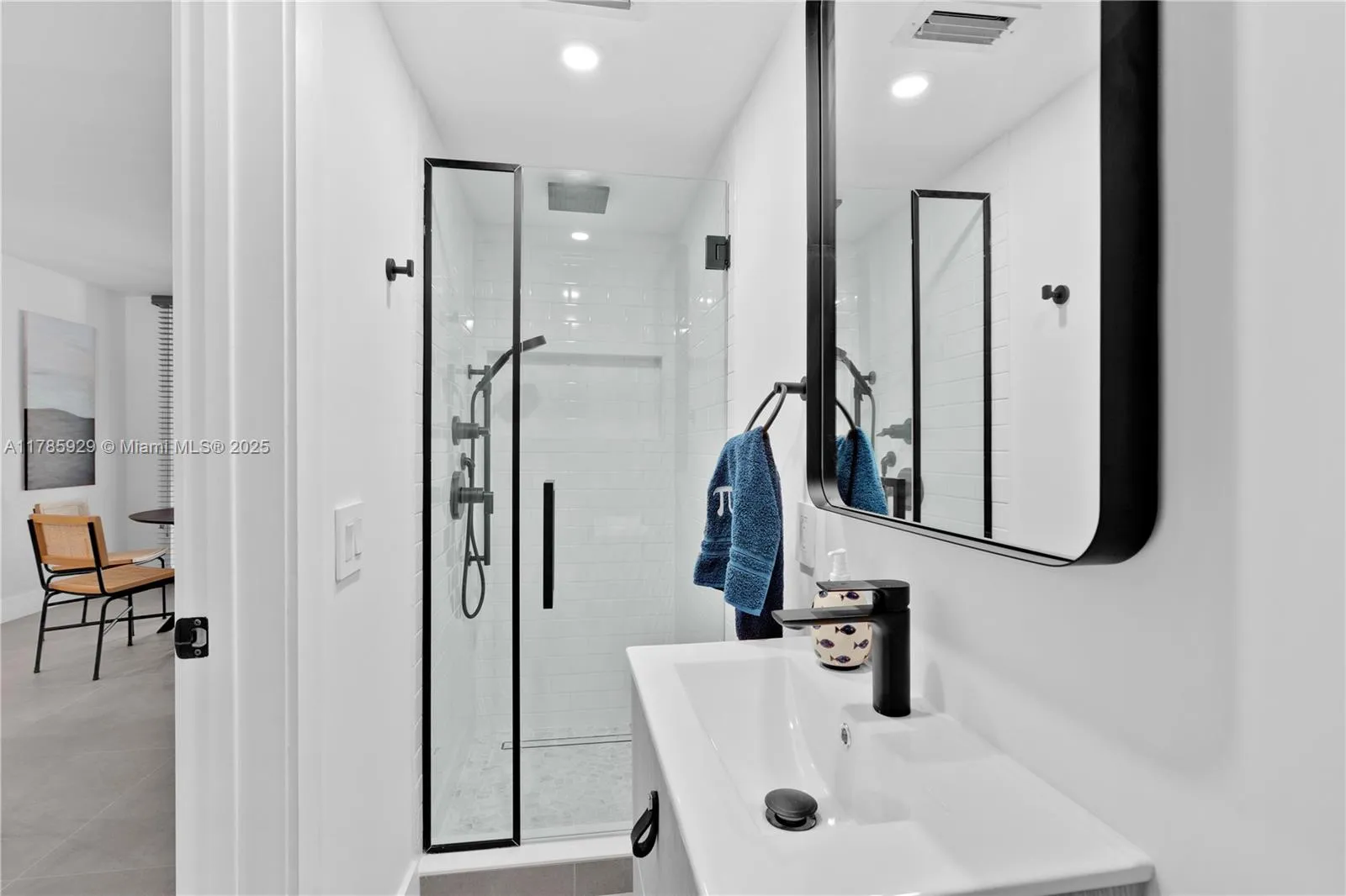 Key Biscayne, Florida 33149, United States, 2 Bedrooms Bedrooms, ,3 BathroomsBathrooms,Residential,Pending,111277