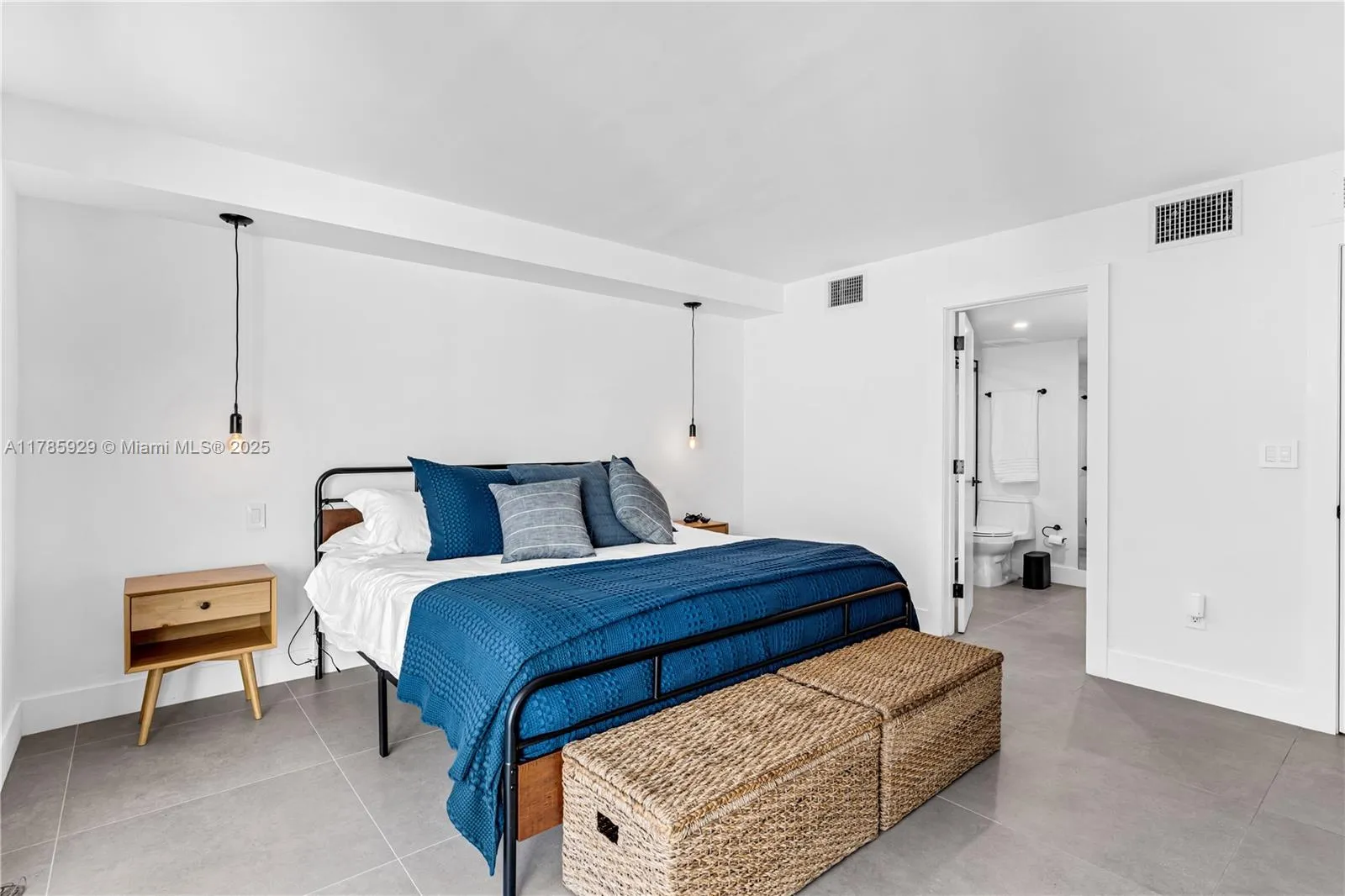 Key Biscayne, Florida 33149, United States, 2 Bedrooms Bedrooms, ,3 BathroomsBathrooms,Residential,Pending,111277