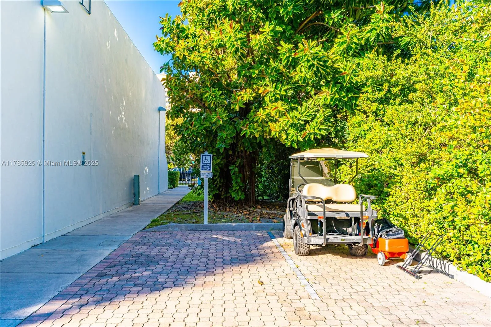 Key Biscayne, Florida 33149, United States, 2 Bedrooms Bedrooms, ,3 BathroomsBathrooms,Residential,Pending,111277