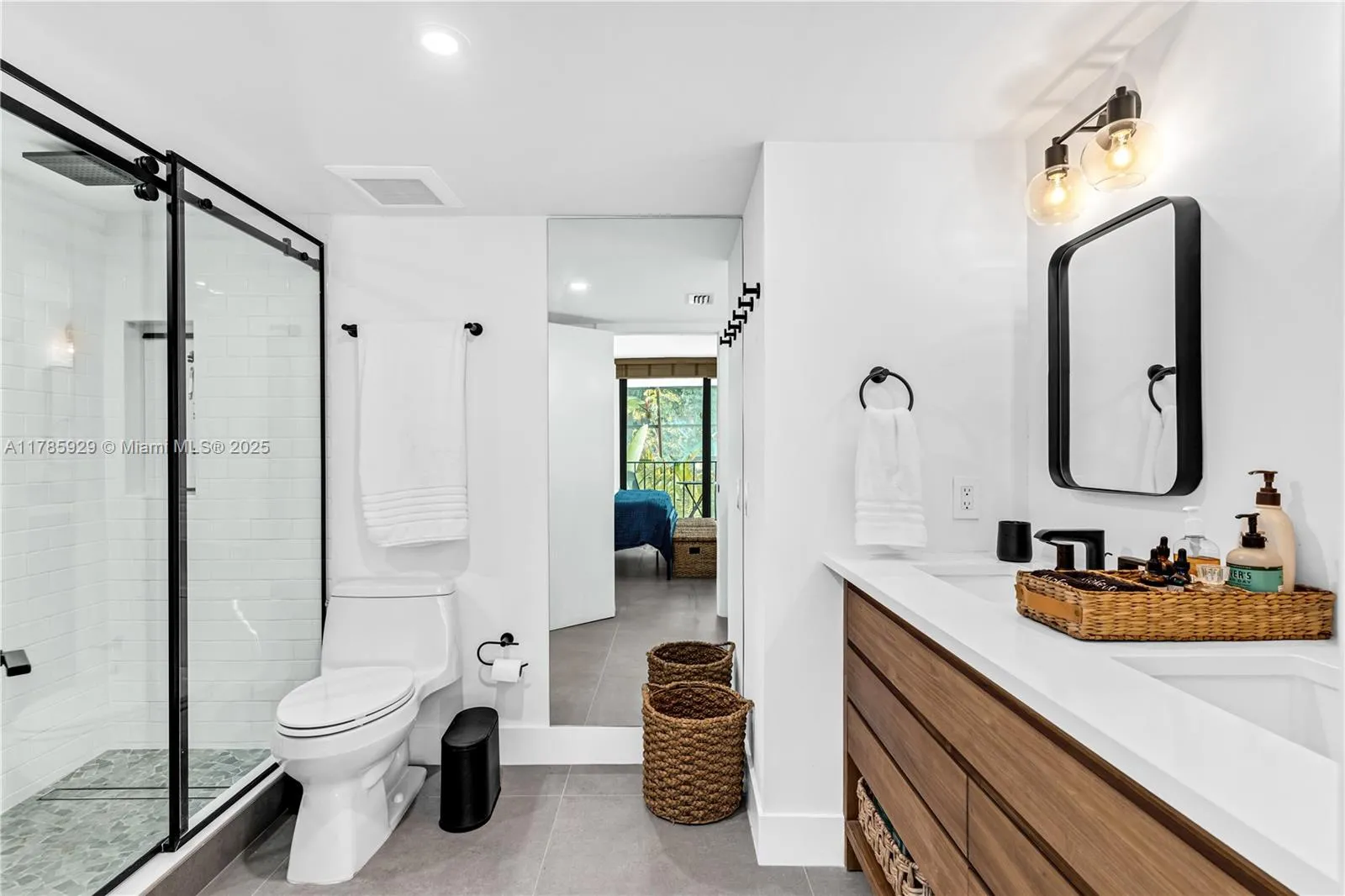 Key Biscayne, Florida 33149, United States, 2 Bedrooms Bedrooms, ,3 BathroomsBathrooms,Residential,Pending,111277