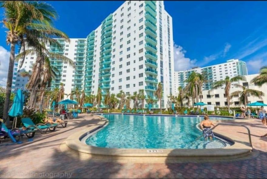 Spectacular 1-bedroom, 1-bath condo with direct beach access. Fully furnished and equipped, featuring 2 queen beds and a cozy space that can also serve as an office. Perfectly located in a prime area, just steps from the beach, restaurants, and supermarkets, with easy access to main roads. Fast and simple application process.