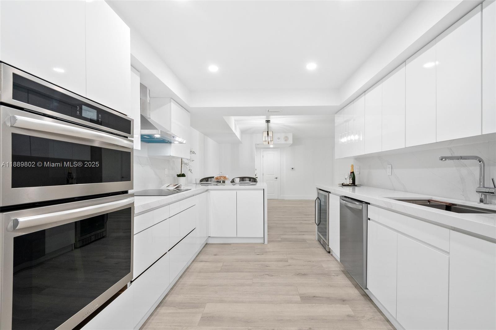 TOWERS OF KEY BISCAYNE CO - Residential Lease
