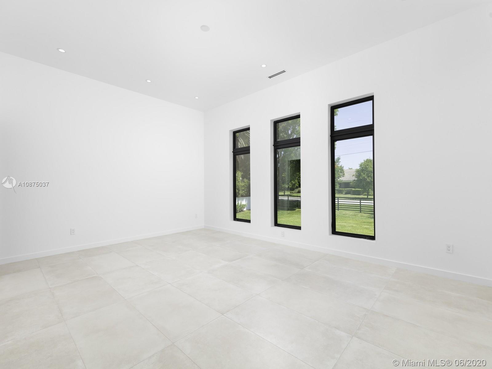 TOWN & RANCH ESTS - Residential