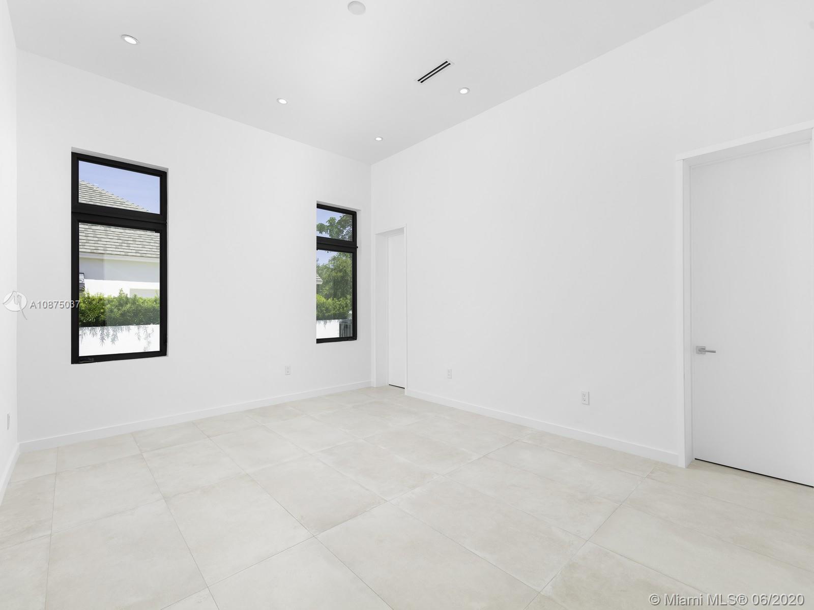 TOWN & RANCH ESTS - Residential