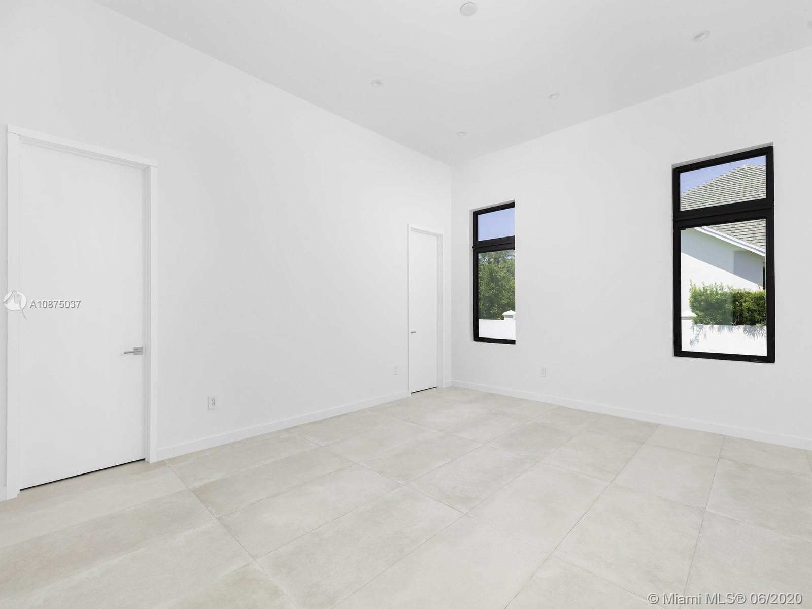 TOWN & RANCH ESTS - Residential