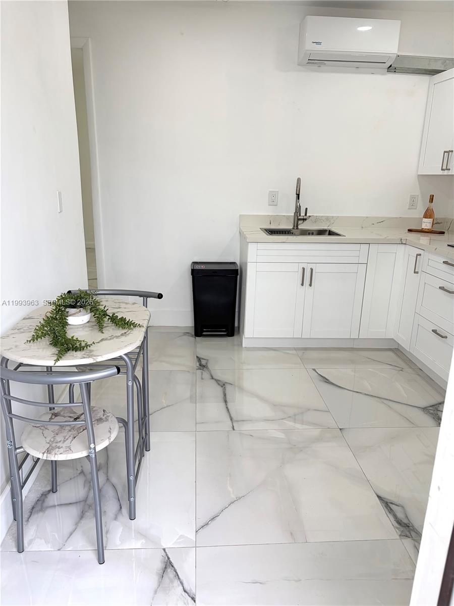 MEADOW WOOD MANOR #4 - Residential Lease