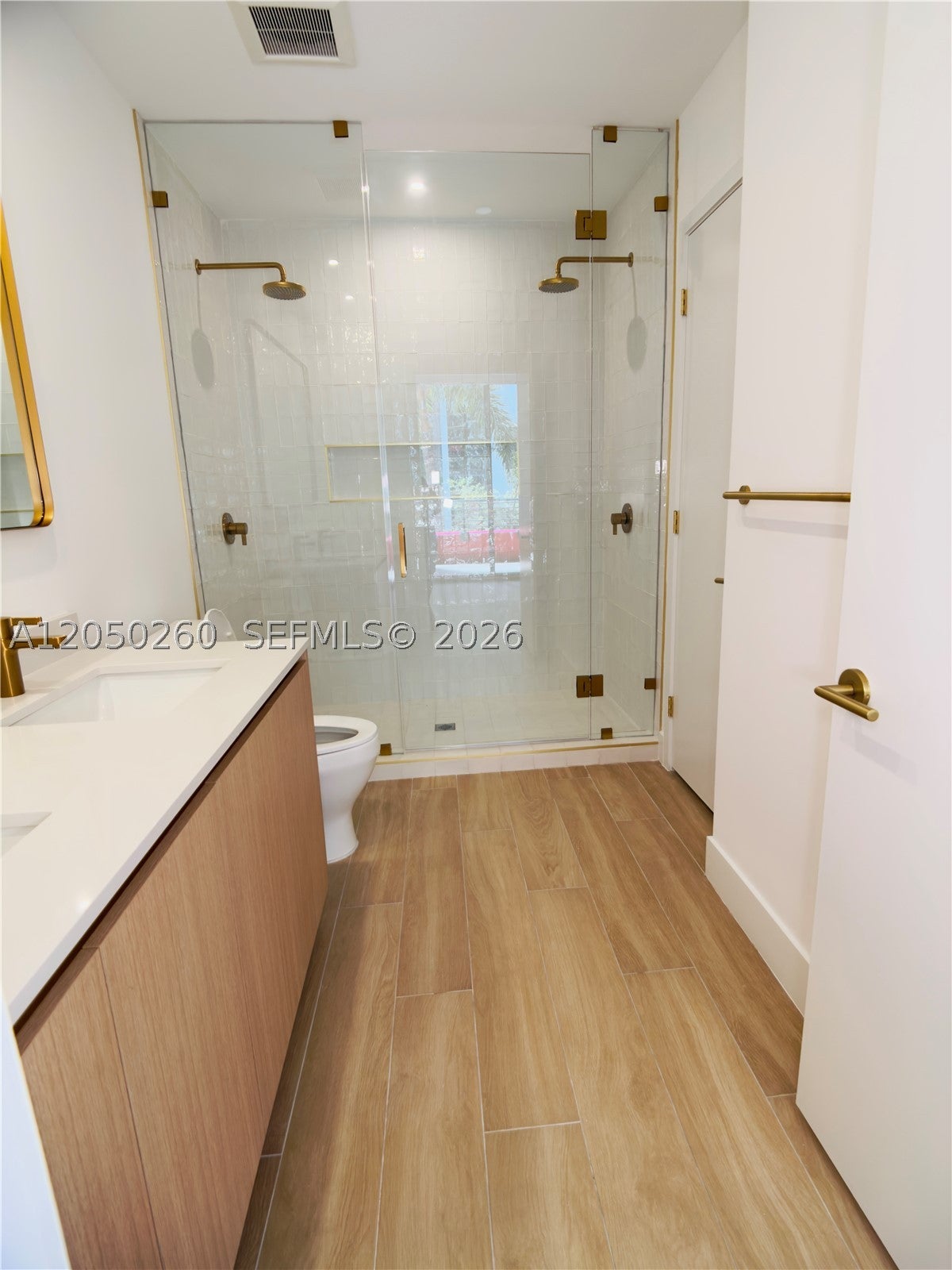 90 NE 32 ST 206