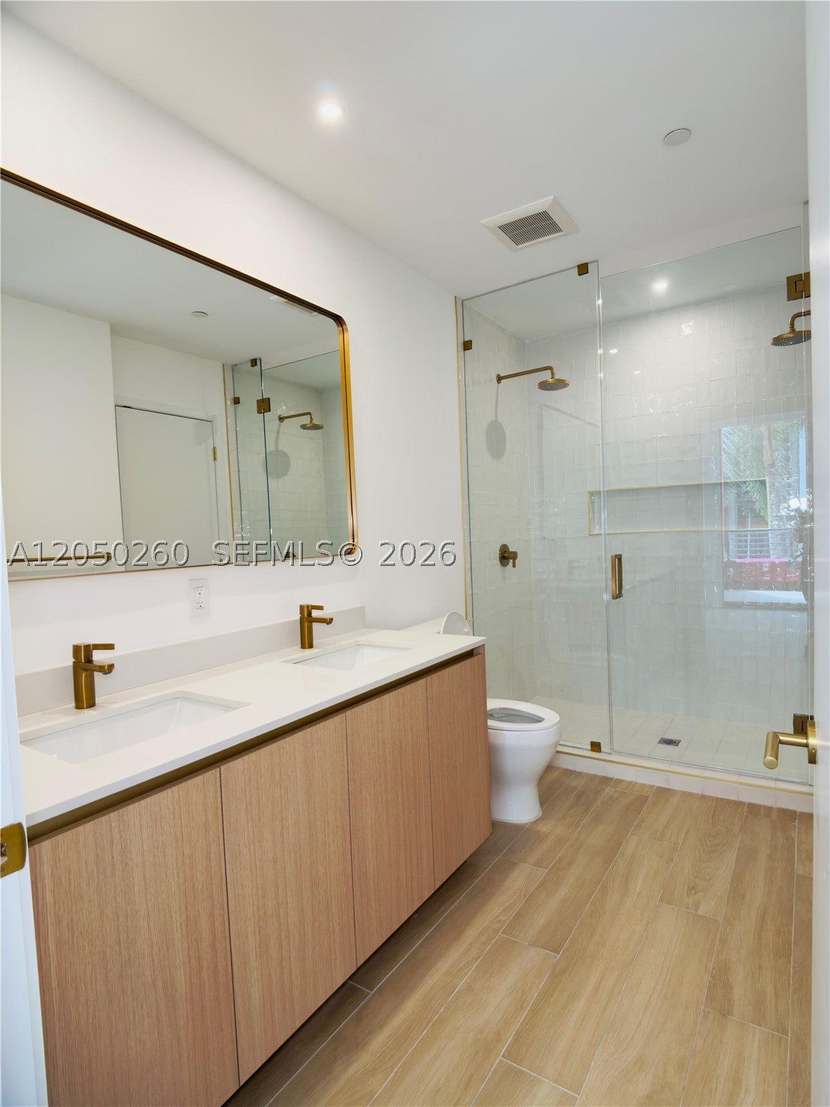 90 NE 32 ST 206