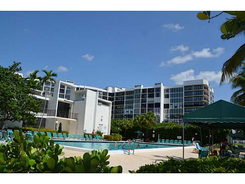 Spacious 1 bedroom plus Convertible with 2 full Bath. Tiled and wood throughout. Free Shuttle Bus to local Shopping. Close to Restaurants, Mall, Casinos plus in between Miami and Fort Lauderdale Airport. Association does check for credit and background.