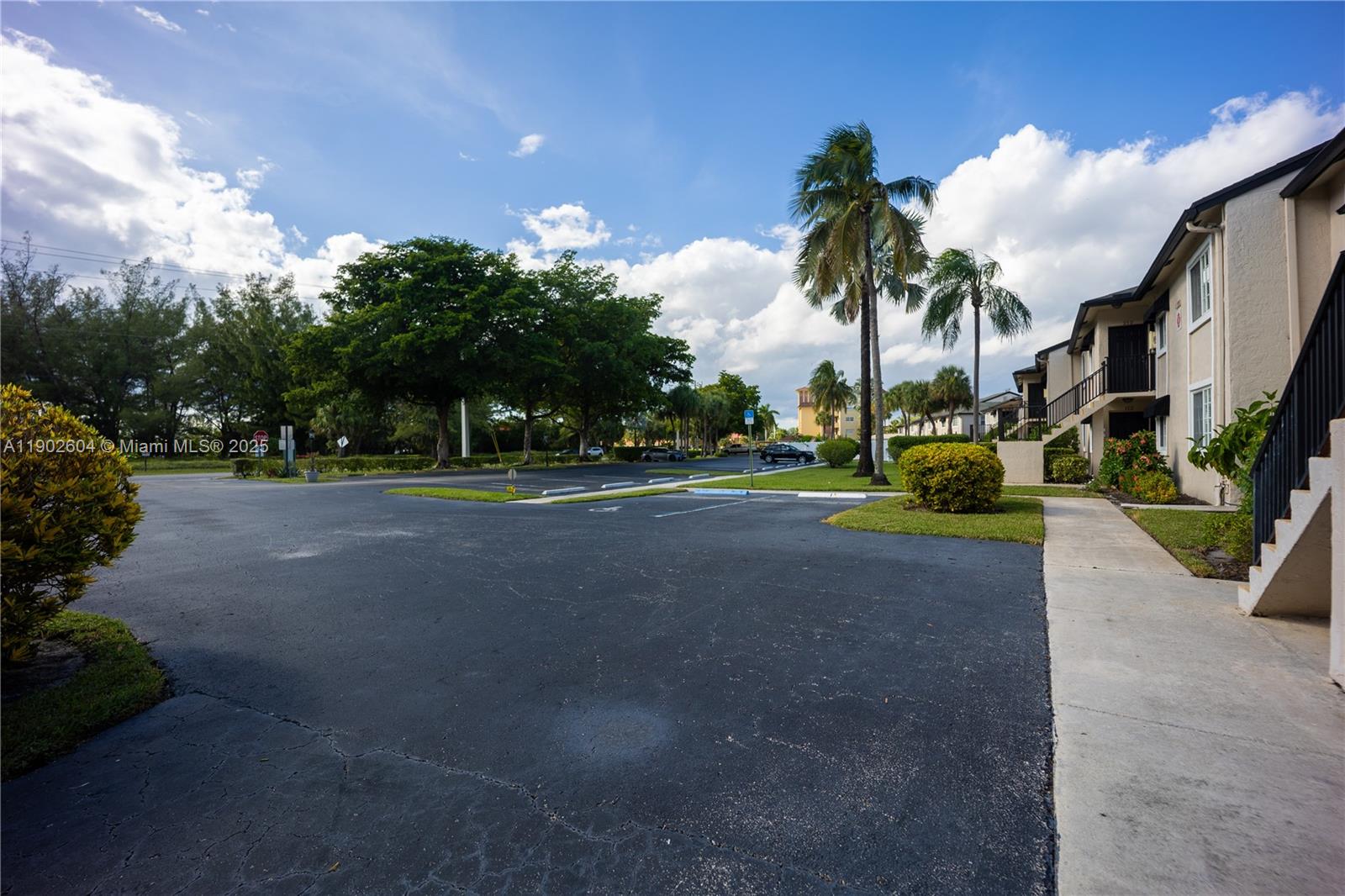 NINTH GREEN AT CRYSTAL LA - Residential