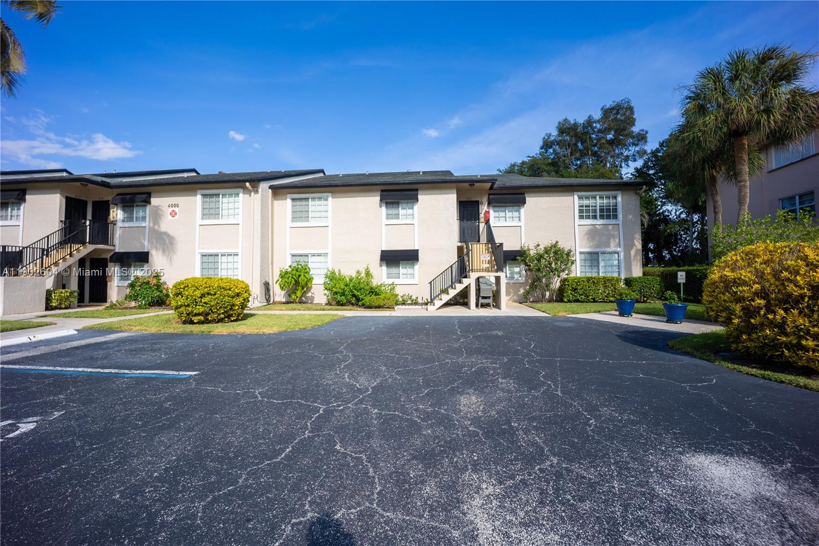 NINTH GREEN AT CRYSTAL LA - Residential