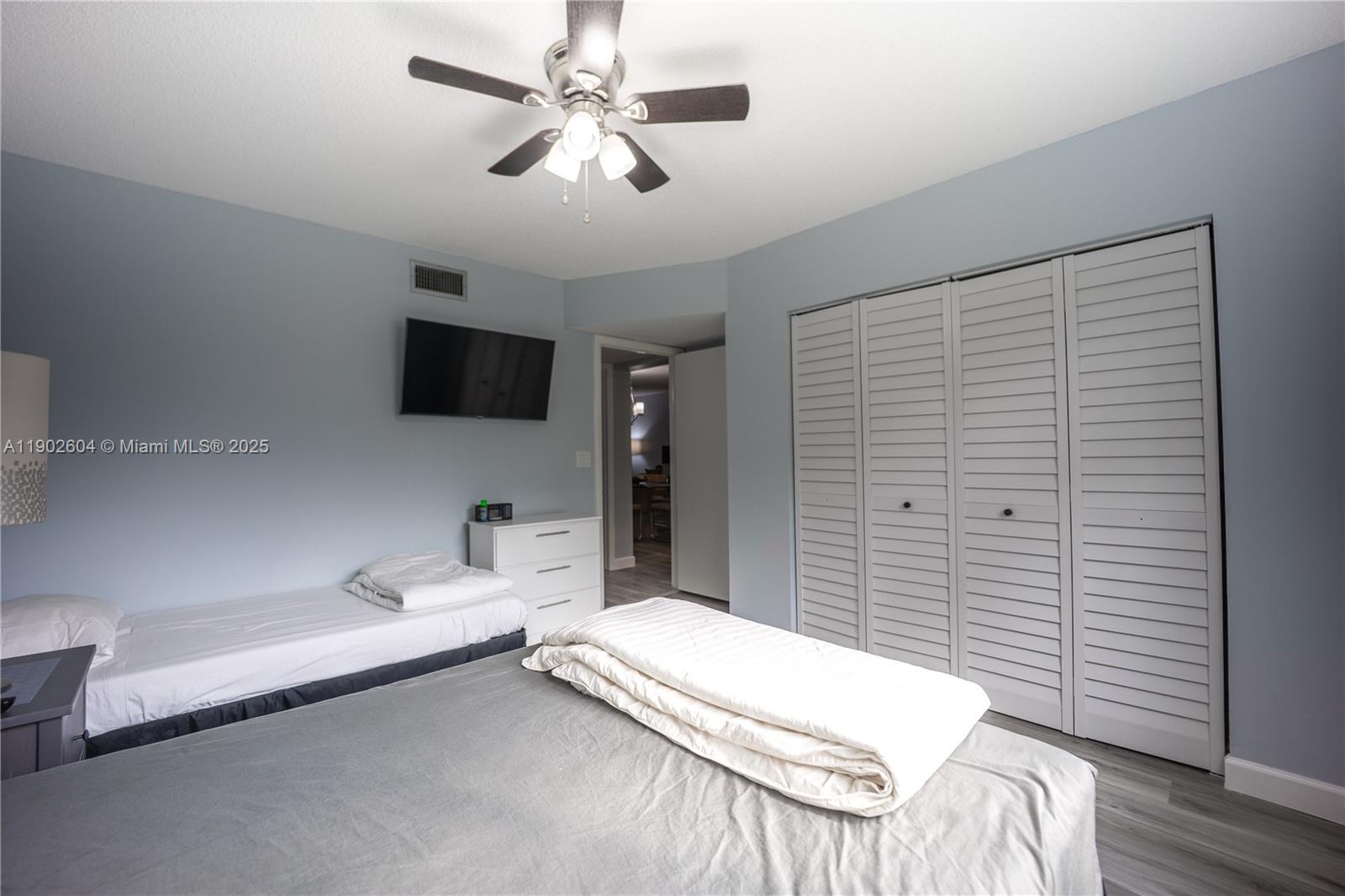 NINTH GREEN AT CRYSTAL LA - Residential