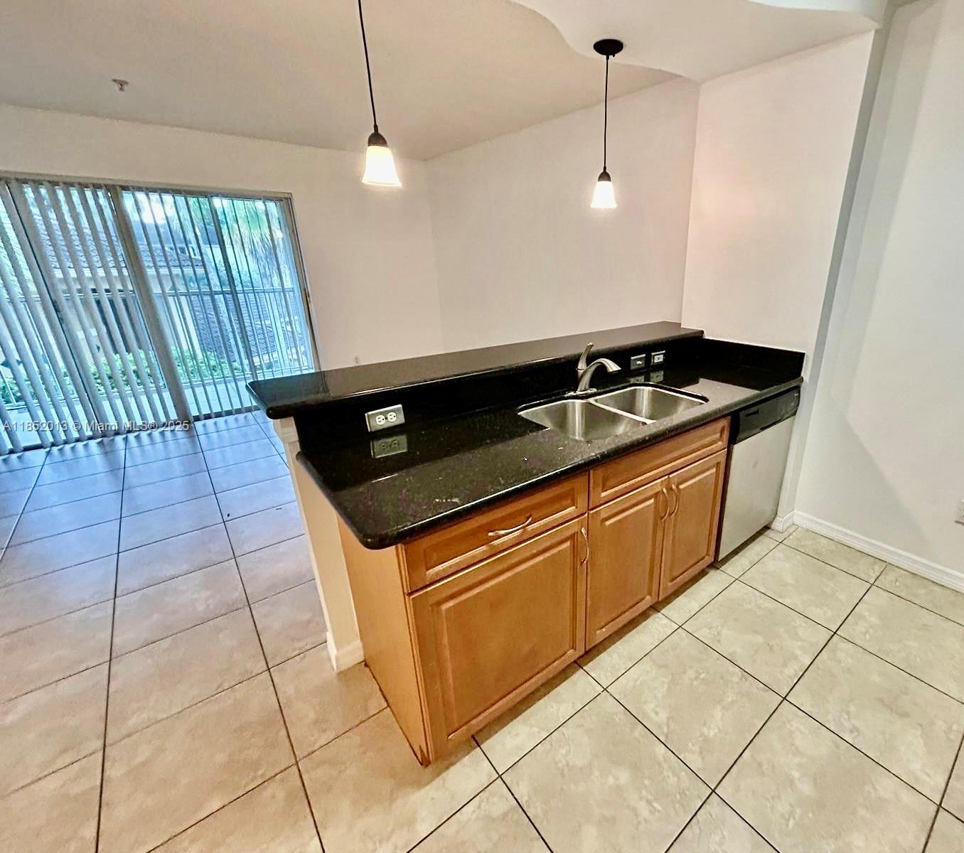 BEAUTIFUL 1 BEDROOM 1 BATHROOM UNIT IN HOLLYWOOD PARC! Tile floors . Washer & Dryer in the unit, Private Patio, Resort-style Community Pools, Tennis court, Gym, BBQ Area. Walking distance to Public Gulf Course, Restaurants, Starbuck, Target, CVS Pharmacy, Banks, 2 minutes away from the train station, I-95, 7 minutes to the Turnpike. Only 10 Minutes from HOLLYWOOD BEACH & Aventura Mall.