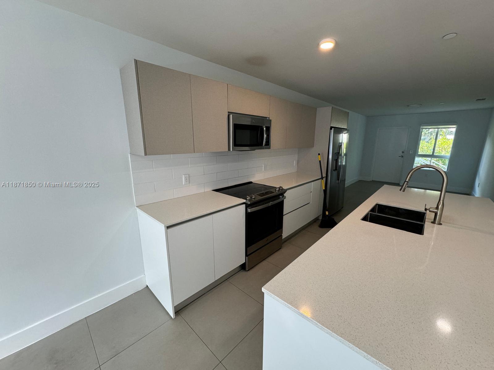 2555 NE 193rd St 2106