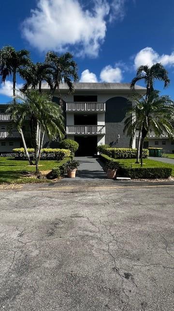HILLCREST COUNTRY CLUB AP - Residential