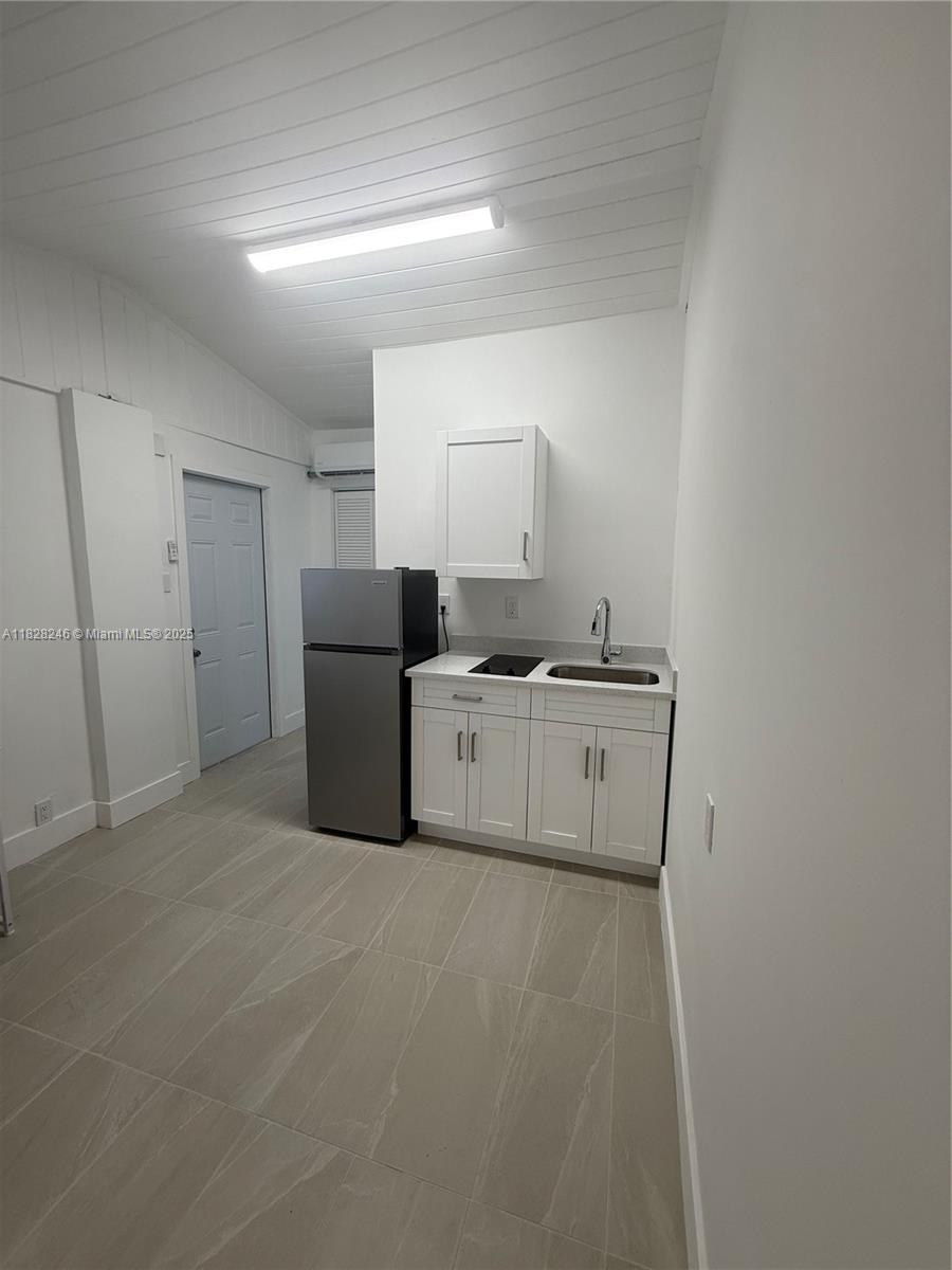 Fully renovated studio unit in prime location, close to University of Miami, walking distance to shopping on Bird Road and easy access to Coral Way and Palmetto express way. Utilities and Internet service included. Suitable for 1 person occupancy, 1 parking space.
UM students are Welcomed!