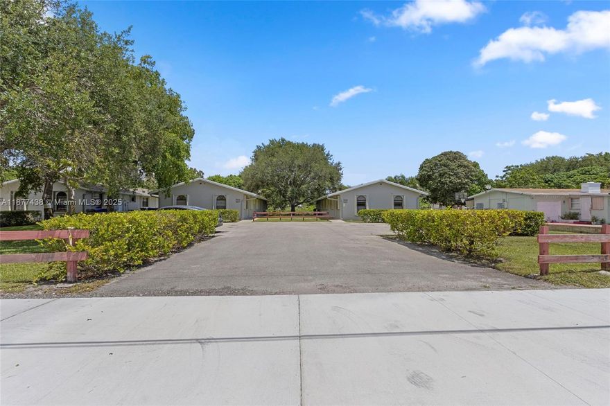 Great 3Bed/2 Bath Apartment in the Heart of Hollywood. This Great Unit Features Wood Floors Throughout, Washer and Dryer Inside, 2 Parking Spots, and Updated Kitchen and Bathrooms! Large Room with Great Closet Space. Location Offers Easy Access to All Major Roadways, Shopping, Dining, Public Parks, Public Transportation and Much More!