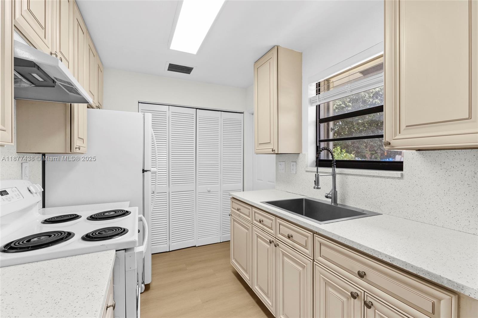 HOLLYWOOD ACRES - Residential Lease