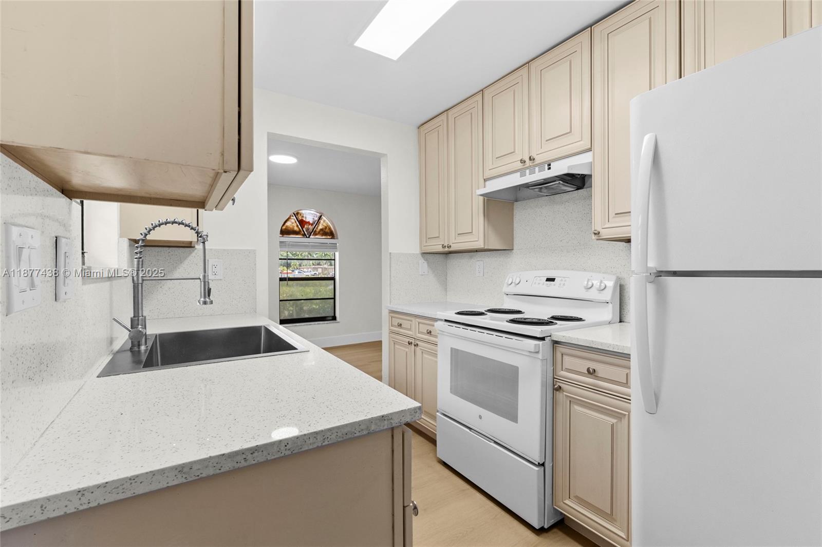 HOLLYWOOD ACRES - Residential Lease