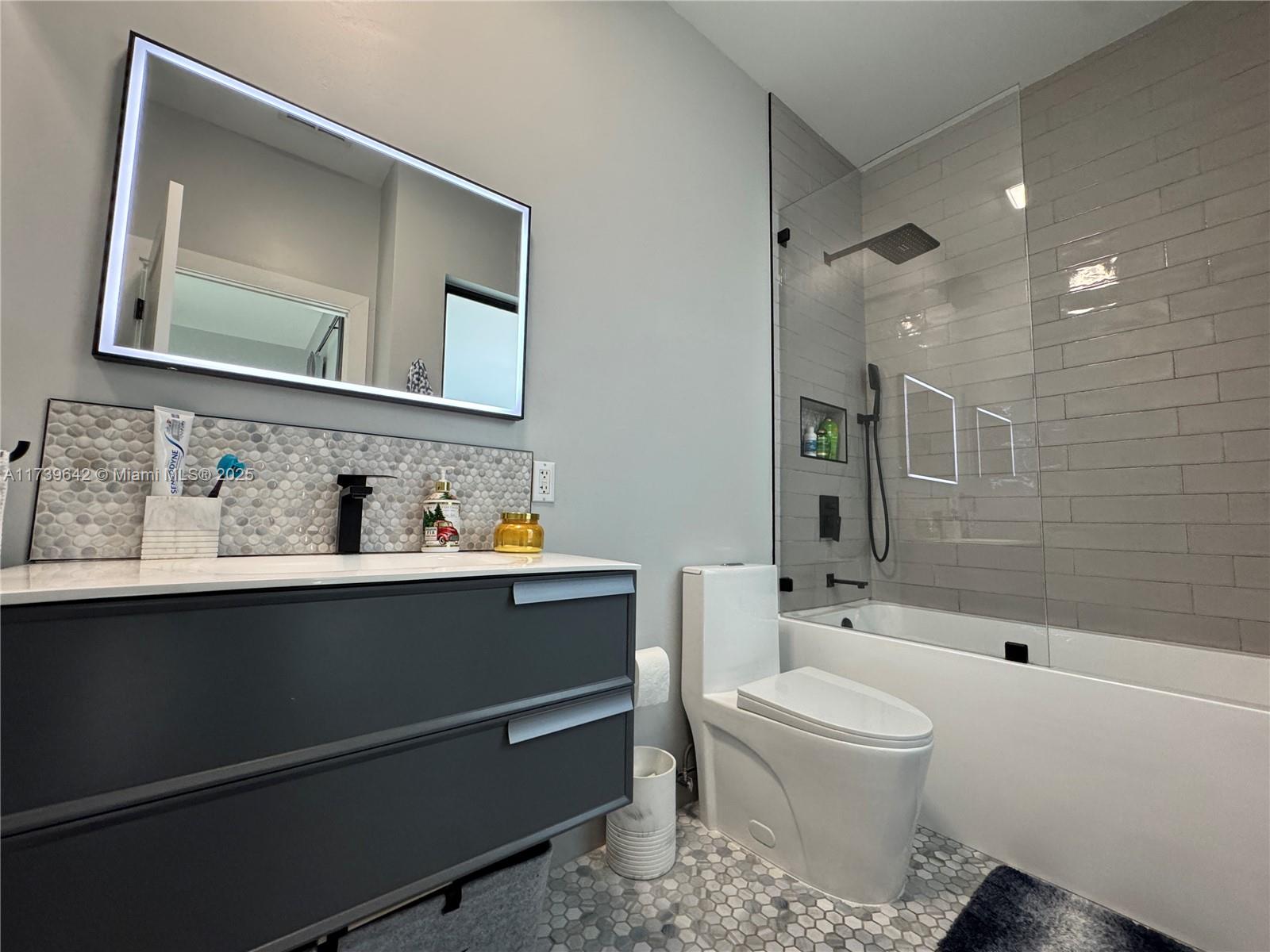 VENETIAN ISLES 2ND SEC - Residential