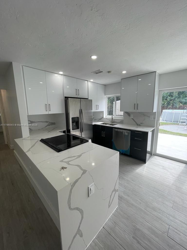 912 Ne 5th St 912, Hallandale Beach, Broward County, Florida - 2 Bedrooms  
1 Bathrooms - 